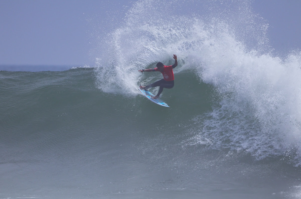 O novo bicampeão sul-americano Pro Junior, Cauã Costa, nas direitas de Punta Rocas.