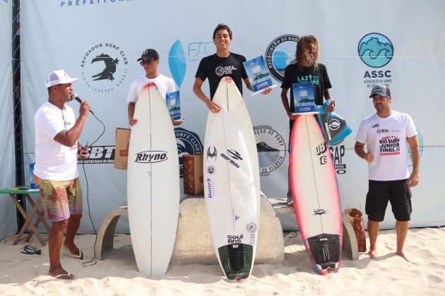 Pódio Sub16 Masculino, Garytos Barra Surf Junior Final 2022, Barra da Tijuca (RJ). Foto: @surfetv / @carlosmatiasrj.