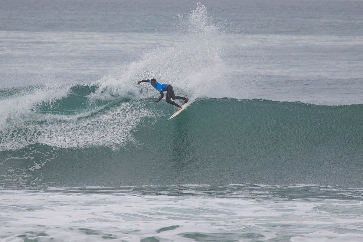 Cauã Costa vence a sua primeira bateria nas esquerdas de Seaside Reef.