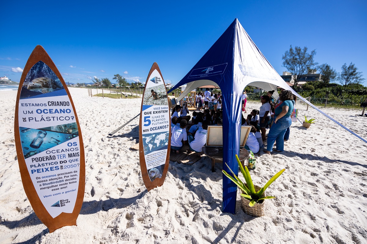 Crianças de escolas de Saquarema participam de ativações da Blue Birds.