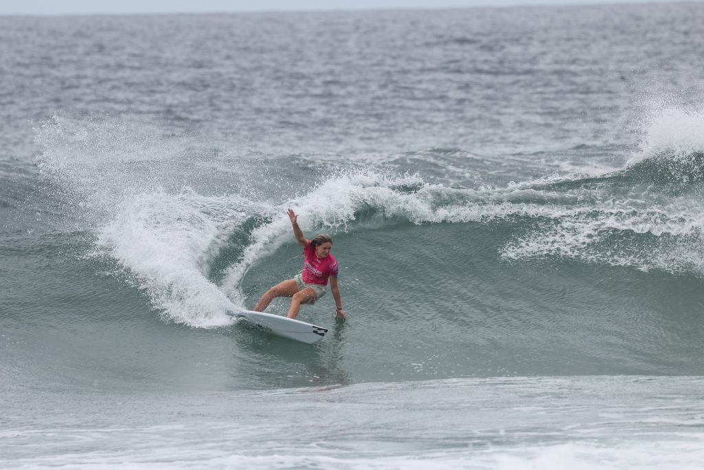  Isabelle Nalu estreia no Mundial Junior da WSL.