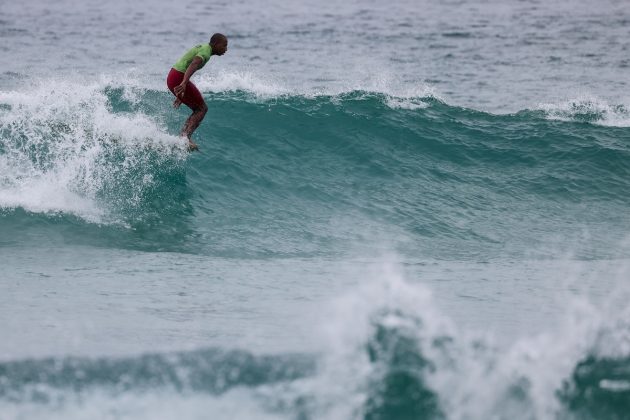 Jefson Silva manda um Hang Ten com estilo na Praia de Itaúna. Foto: Daniel Smorigo.