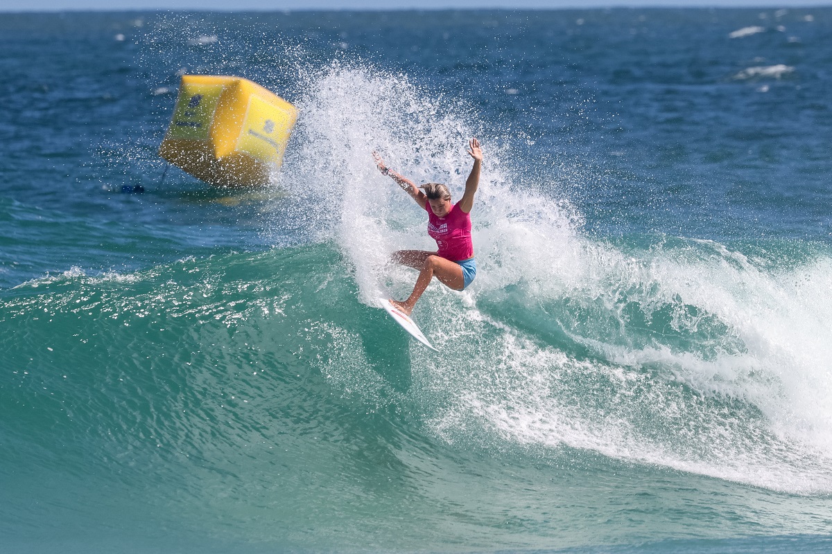 Laura Raupp destrói as ondas de Itaúna com muita força nas manobras.