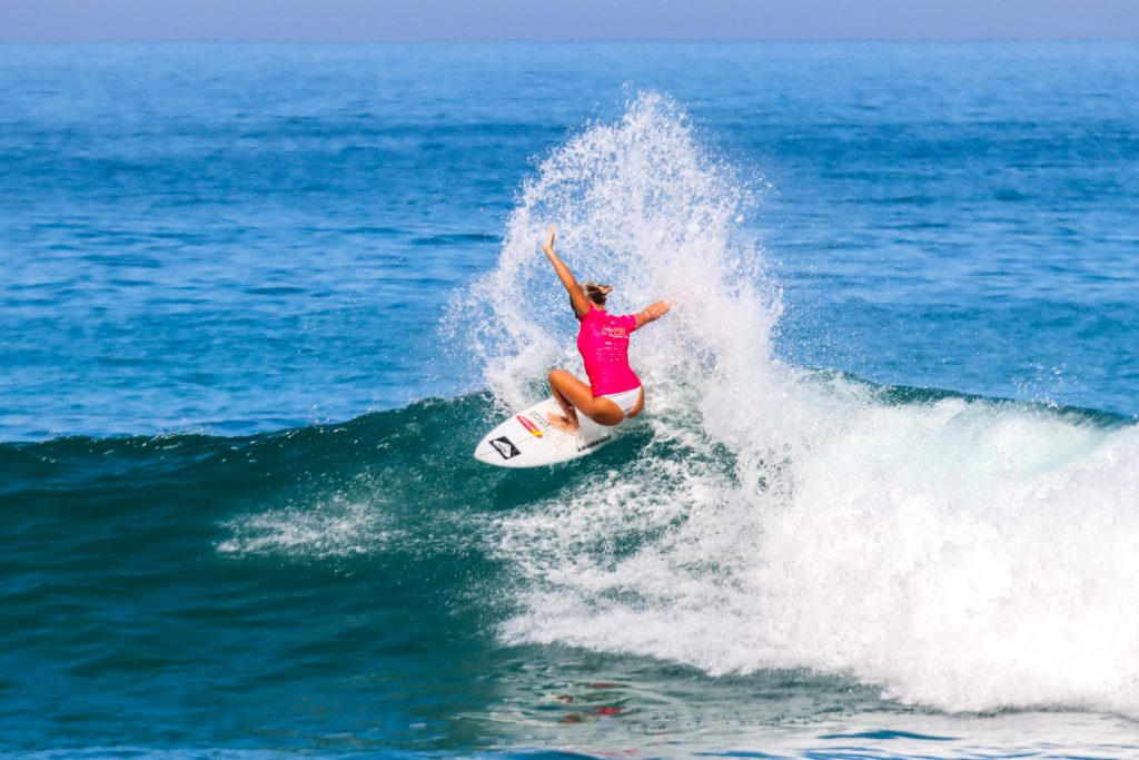 Laura Raupp defende título do Layback e liderança do ranking na Prainha.