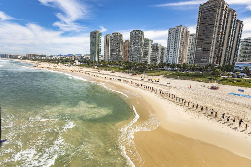 Abraço coletivo ao oceano.