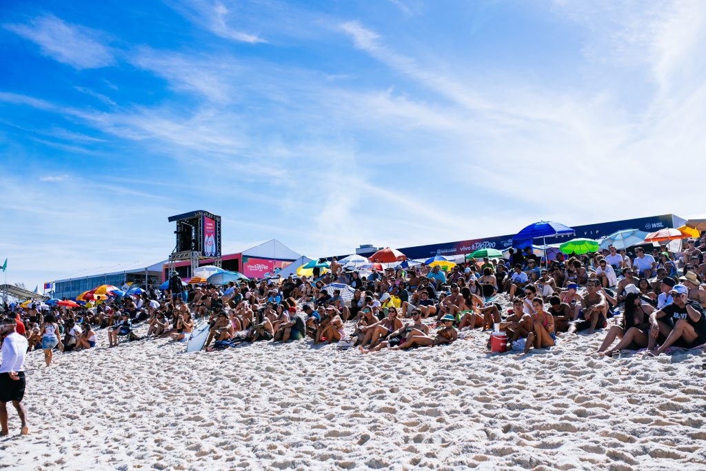 Praia de Itaúna cheia para o Rio Pro 2023.