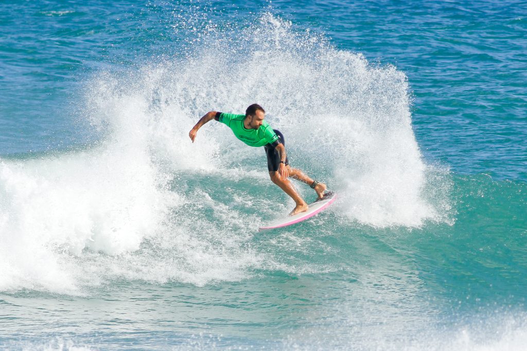 Lucas Silveira escova as esquerdas do Point de Itaúna de backside e vence final.