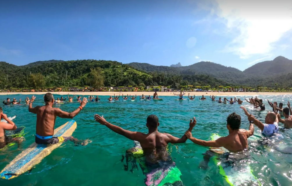 Campeonato na Praia Brava emociona atletas durante homenagem para Ricardinho Castilho.