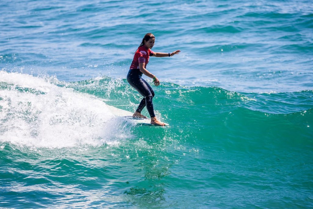 Chloé Calmon termina em quinto lugar no Huntington Beach Longboard Classic 2023.