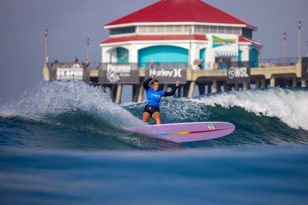 Sophia Culhane compete em Huntington Beach, pico que sedia etapa do Longboard Tour 2025.