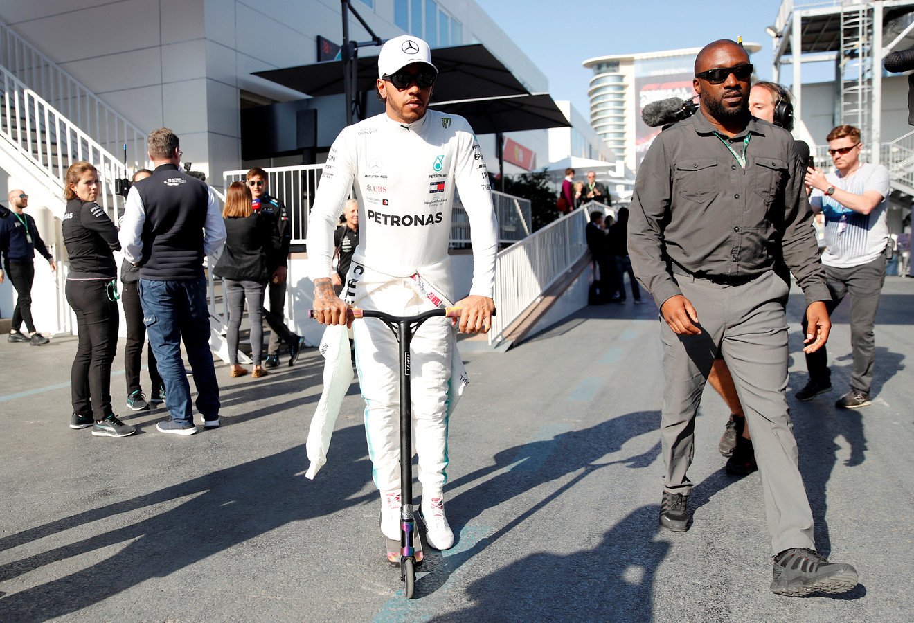 Lewis Hamilton se apaixonou pelo surfe.