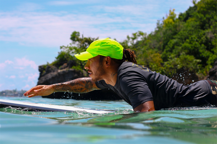 Lewis encontrou no surfe uma maneira de atenuar a pressão das pistas.