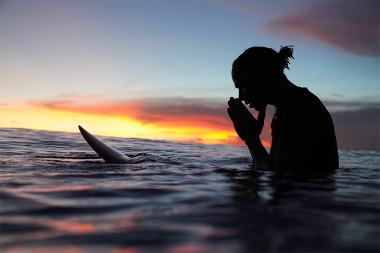 Meditando no surfe.