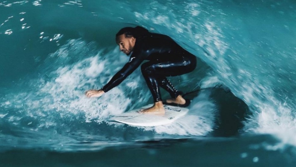 Lewis Hamilton surfando à noite na Waco, Texas.