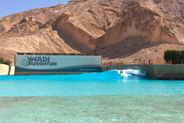 Lewis Hamilton em Wadi Adventure em Abu Dhabi.