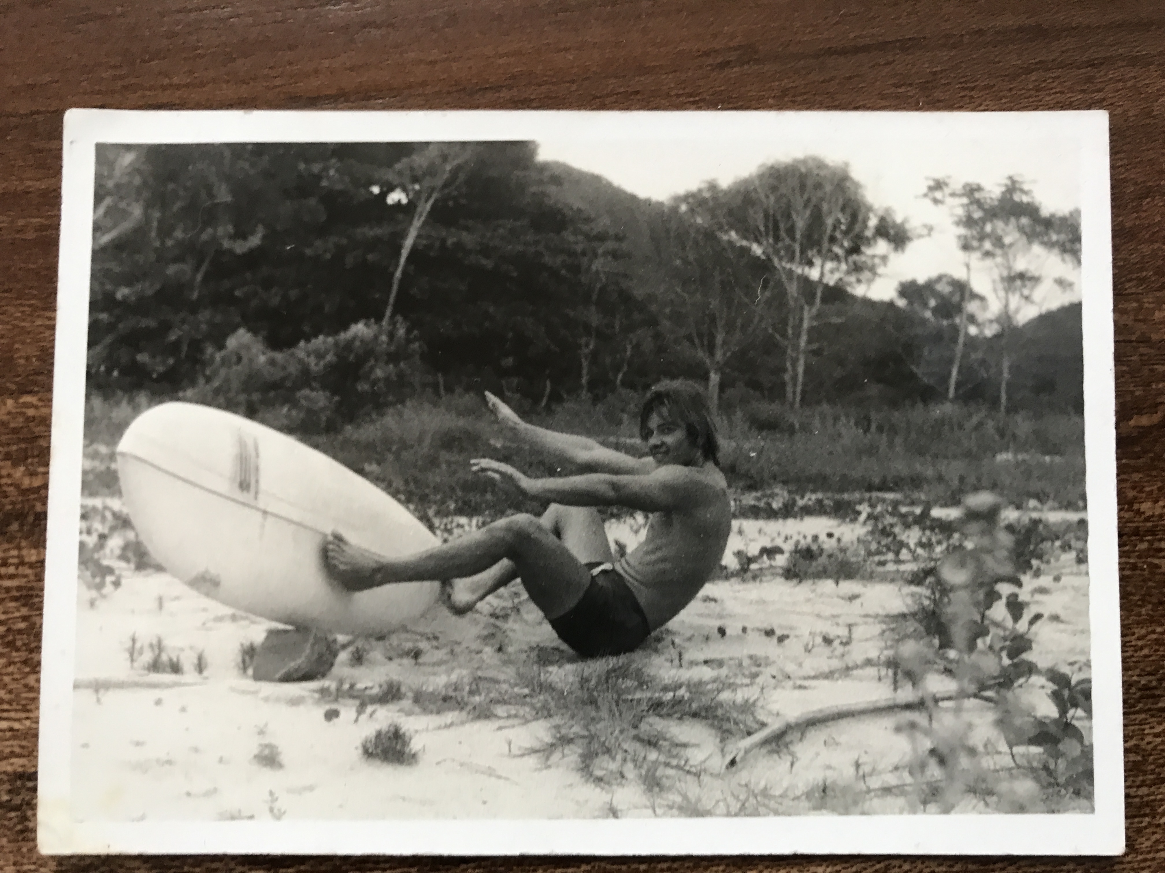 Eduardo “Cocó” Faggiano nos anos 70. Lenda do surfe santista está em tratamento contra o câncer. Saiba como participar de campanha em benefício do surfista.