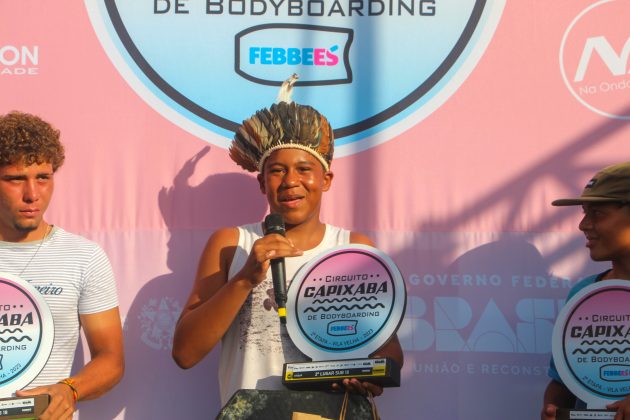 Nicollas Raich, índio tupiniquim de Aracruz, vice-campeão na Categoria Sub 18, Circuito Capixaba de Bodyboard 2023, Praia do Coral do Meio, Barra do Jucu (ES). Foto: Heriberto Simões.