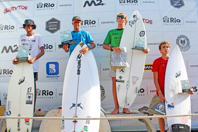 Pódio Sub 16 Masculino, Rio Cidade do Surf, etapa da Praia da Macumba, Rio de Janeiro. Foto: Luciano Cabal.