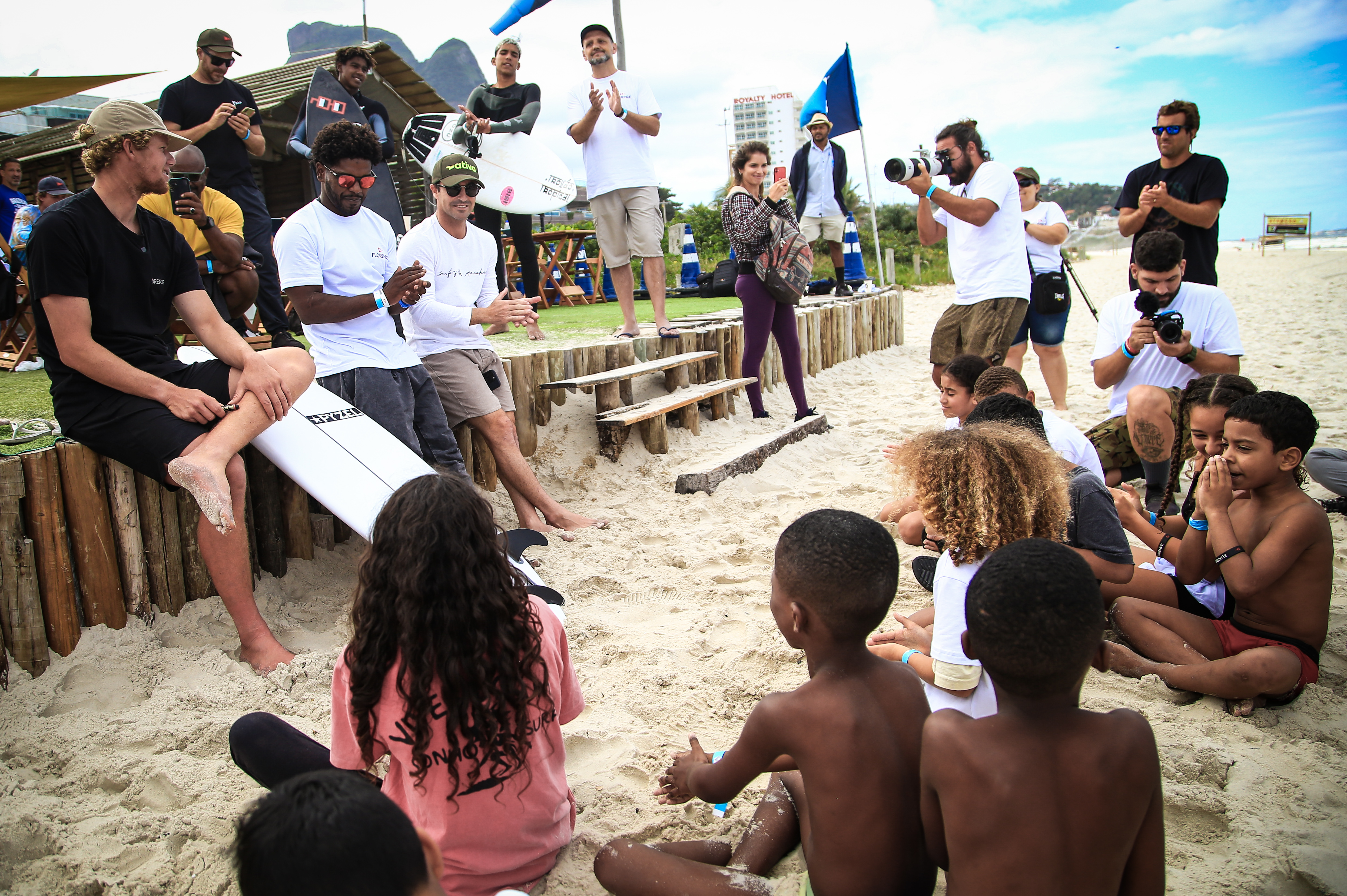 John Florence participa de evento ambiental no Rio de Janeiro.