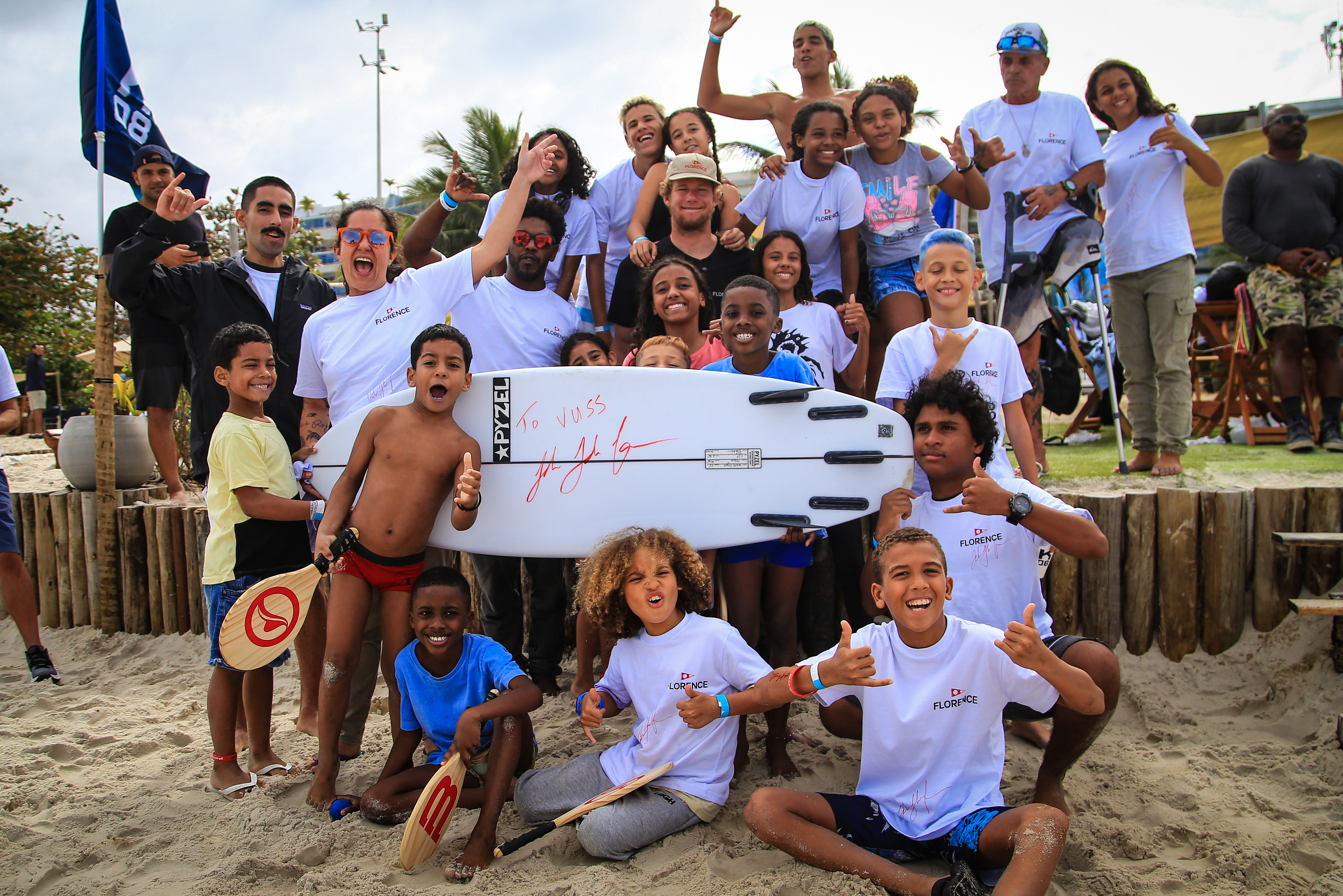 John Florence, de boné ao centro, e a garotada do projeto Vivendo um Sonho Surf, no Rio de Janeiro.