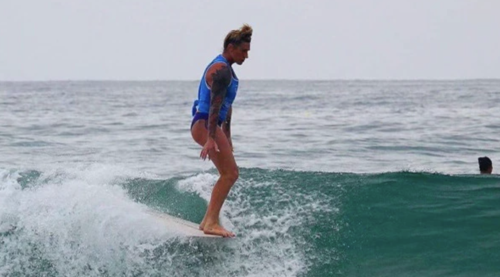 Sasha Jane Lowerson competindo recentemente em Noosa, Austrália.