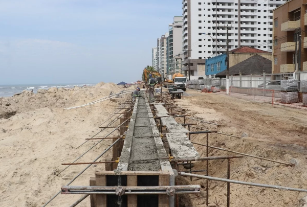 Muro de contenção está sendo construído em Mongaguá (SP).