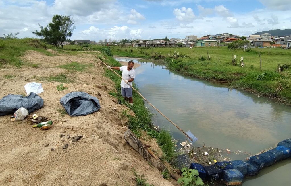 Limpeza e monitoramento barreira ecológica em Imbituba (SC).