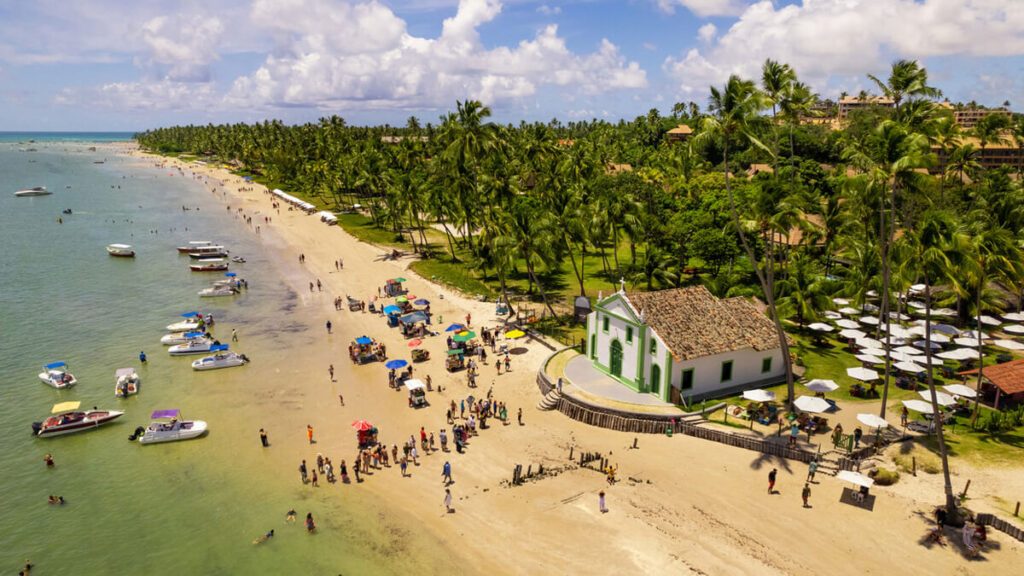 Praia dos Carneiros é atingida pela maré vermelha.