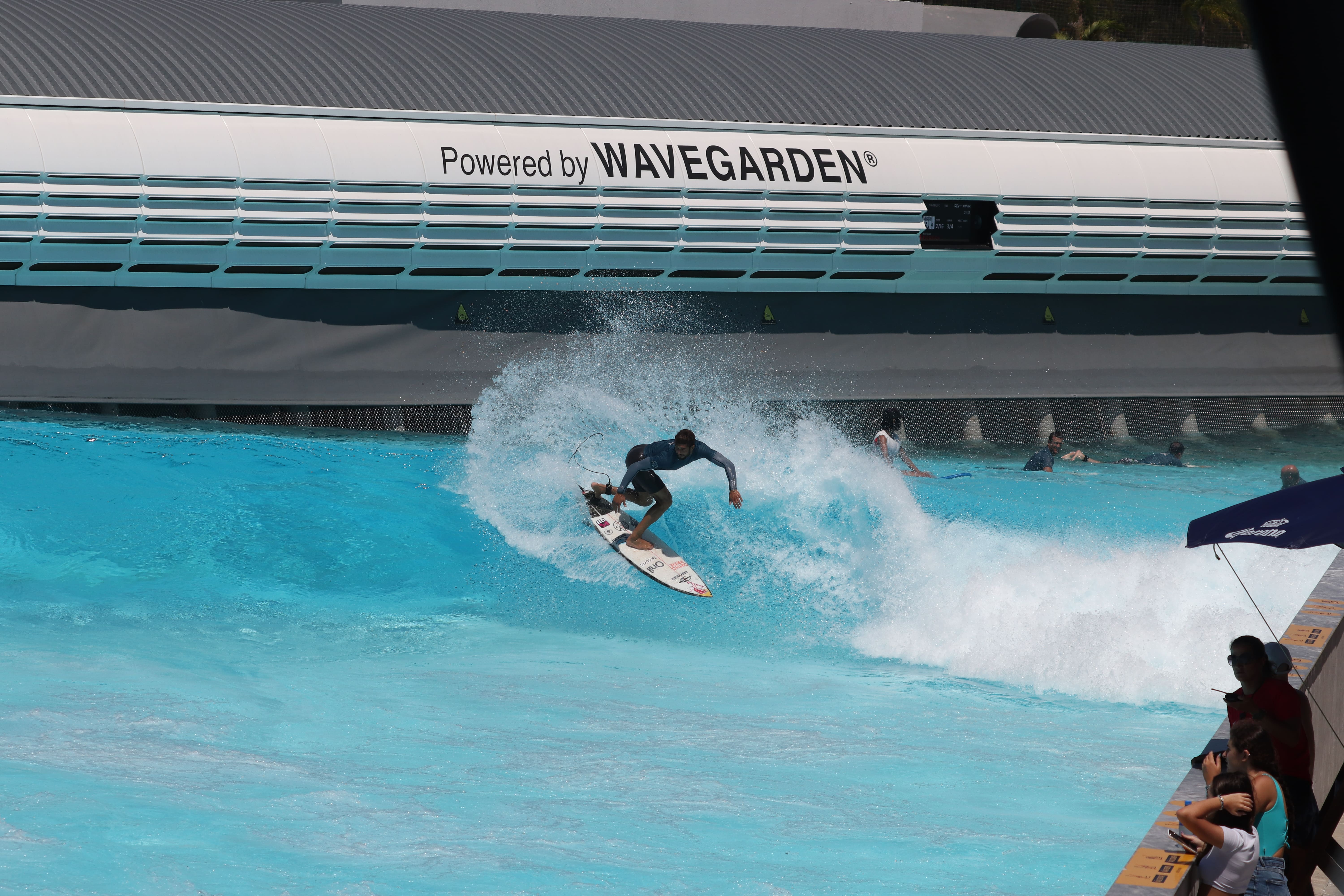 Piscina de ondas da Surfland recebe primeira competição.