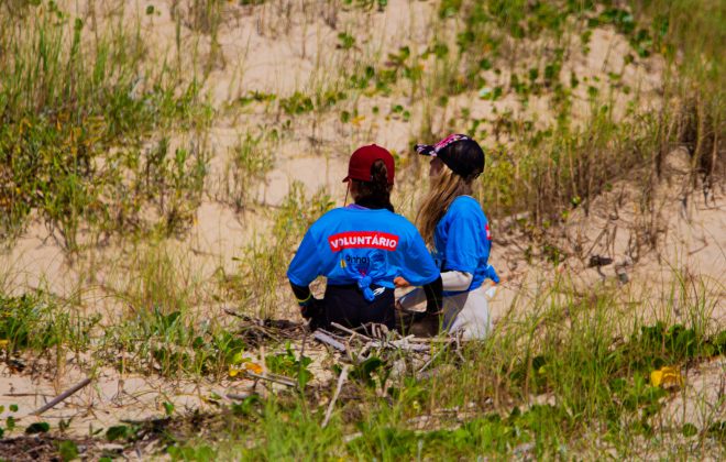 Moa Mietlicki e Maria Clara, Ação Praia Limpa, Torres (RS). Foto: Reprodução.