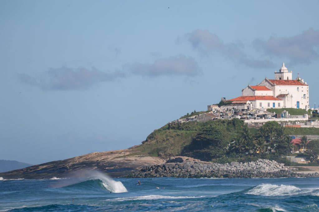 Praia de Itaúna, em Saquarema (RJ) é palco de projeto social voltado para surfe adaptado.