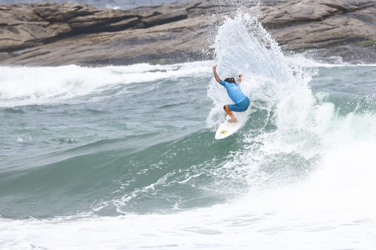 Silvana Lima derrota três estrelas do surfe feminino do Peru.