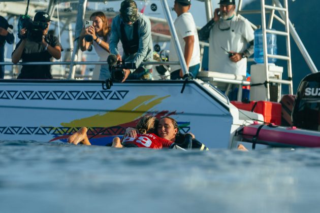 Carissa Moore e Brisa Hennessy, Tahiti Pro 2024, Teahupoo. Foto: WSL / Matt Dunbar.