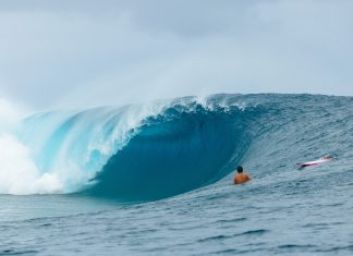 Medina dá espetáculo em Teahupoo