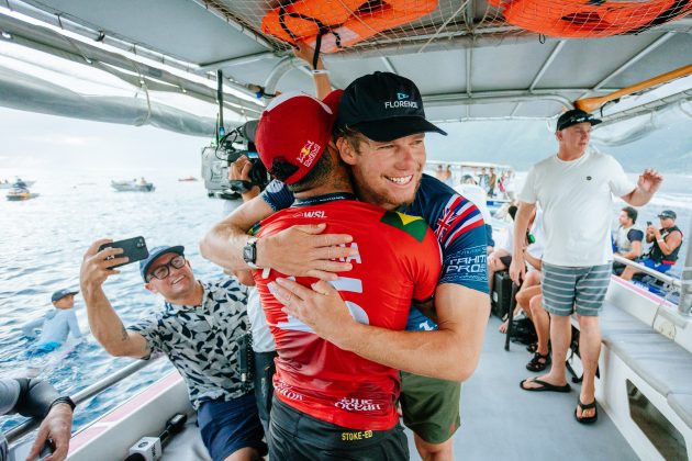 Italo Ferreira e John John Florence, Tahiti Pro 2024, Teahupoo. Foto: WSL / Matt Dunbar.