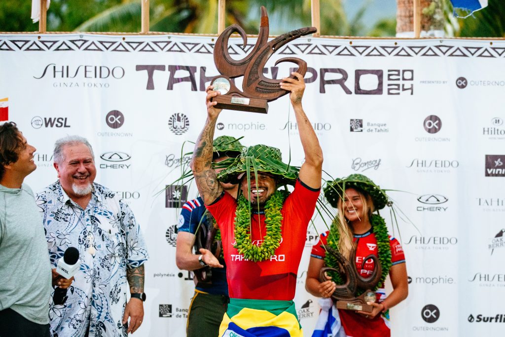 Italo Ferreira é campeão do Tahiti Pro 2024.
