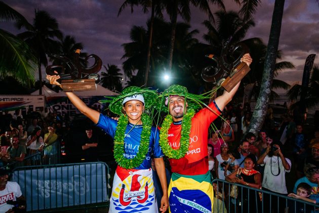 Vahine Fierro e Italo Ferreira, Tahiti Pro 2024, Teahupoo. Foto: WSL / Matt Dunbar.