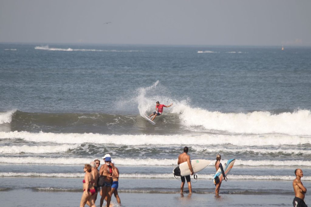João Artur é grande destaque na praia José Menino em Santos (SP) no Circuito Santos de Surf 2024.