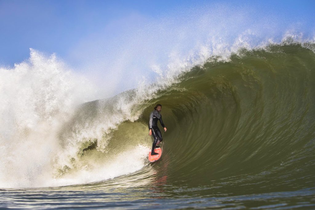 Alan van Gysen pega o barrel em Skeleton Bay.