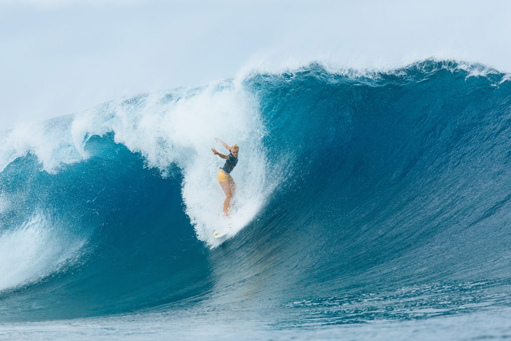 Tatiana Weston-Webb desce a ladeira em Teahupoo.