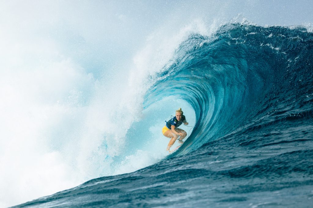 Tatiana Weston-Webb mostra técnica e coragem em dia grande no pico de Teahupoo.