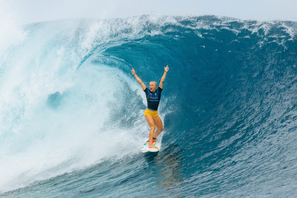 Tatiana Weston-Webb dá show, mas cai na semi do Tahiti Pro 2024.