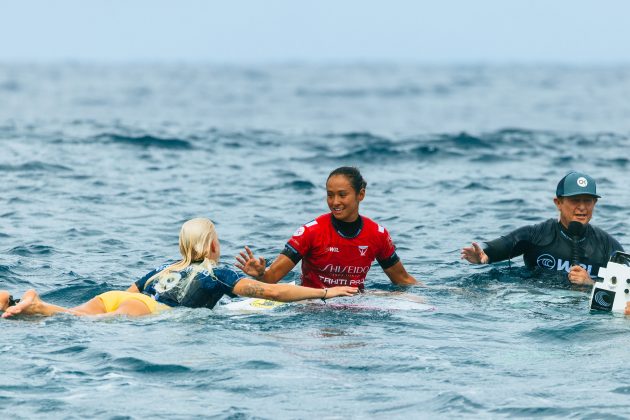 Vahine Fierro e Tatiana Weston-Webb, Tahiti Pro 2024, Teahupoo. Foto: WSL / Matt Dunbar.