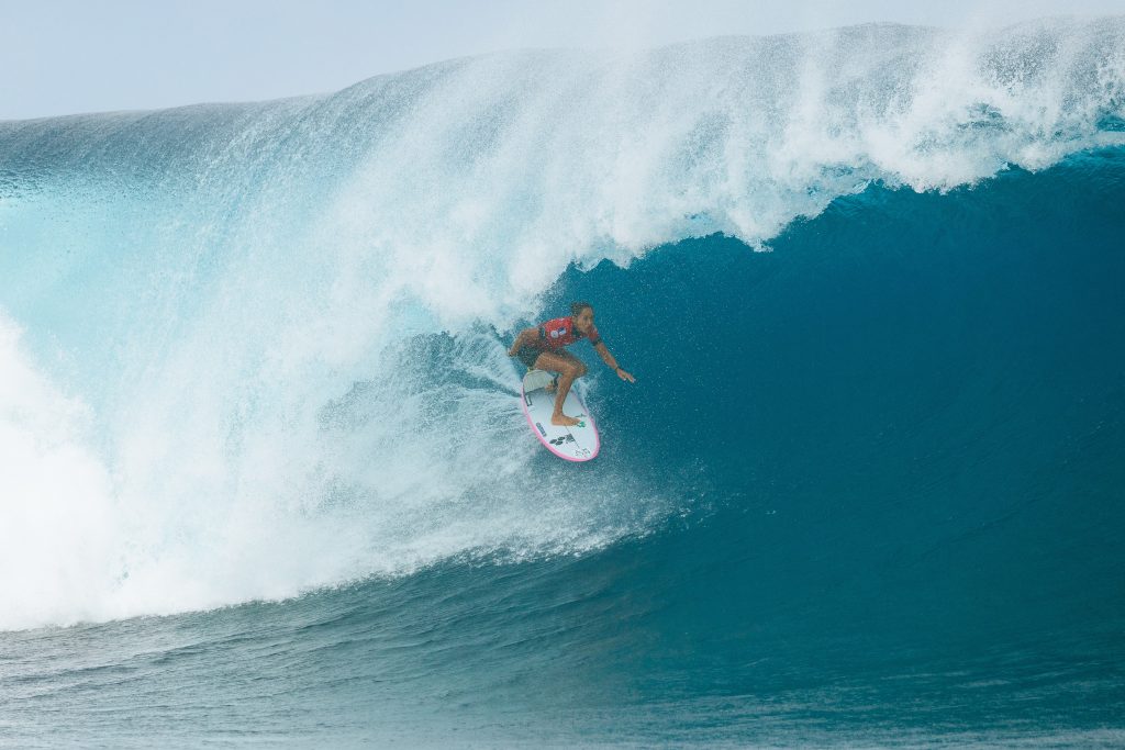 Vahine Fierro no trilho de Teahupoo a caminho da final.