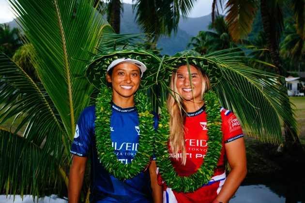 Vahine Fierro e Brisa Hennessy, Tahiti Pro 2024, Teahupoo. Foto: WSL / Matt Dunbar.