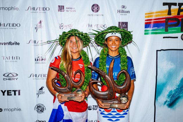 Brisa Hennessy e Vahine Fierro, Tahiti Pro 2024, Teahupoo. Foto: WSL / Matt Dunbar.