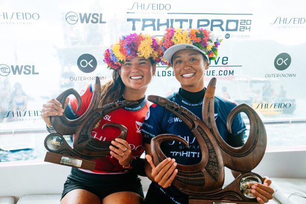 Brisa Hennessy e Vahine Fierro, Tahiti Pro 2024, Teahupoo. Foto: WSL / Matt Dunbar.