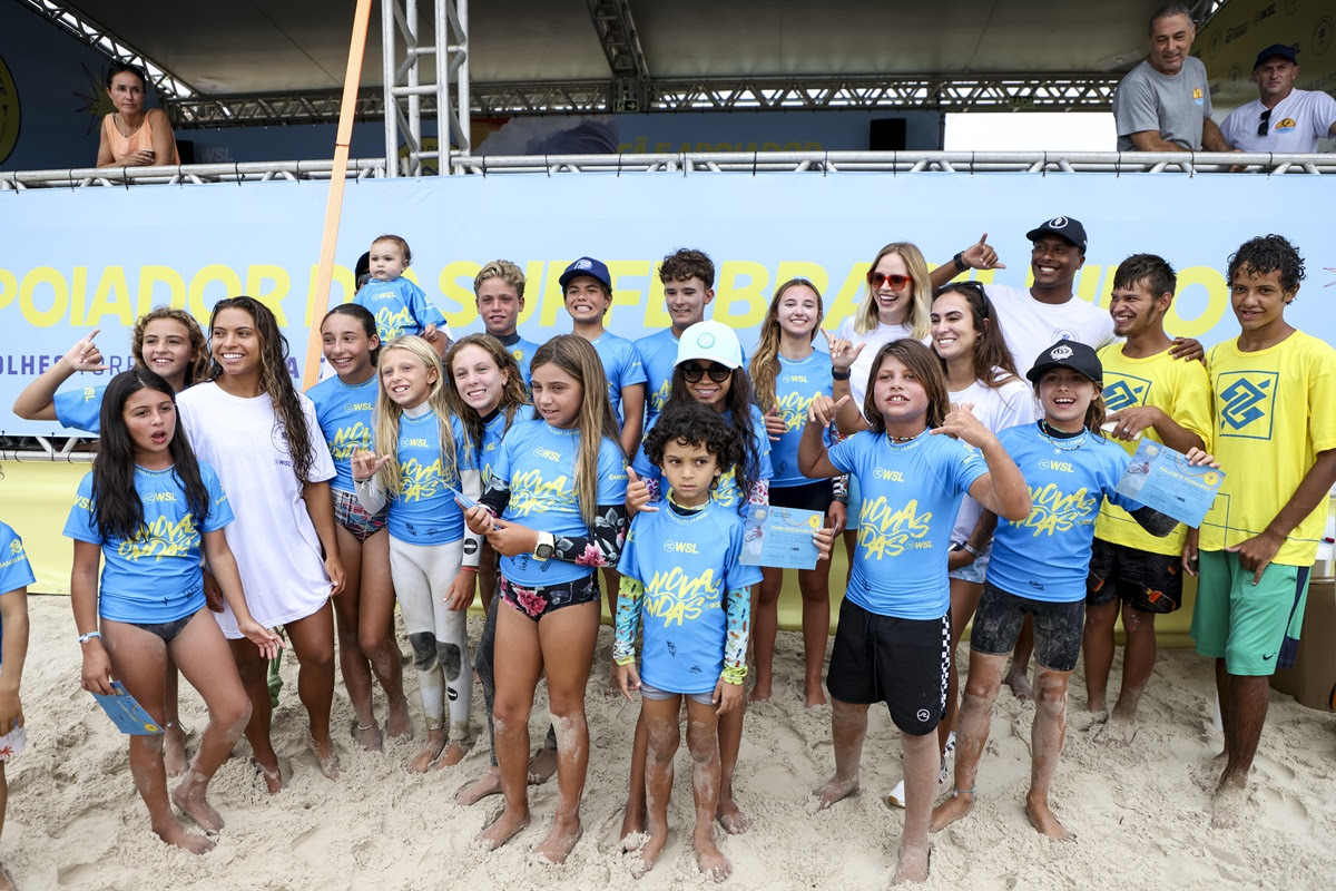 Projeto Novas Ondas com jovens surfistas na Praia dos Molhes em Torres.