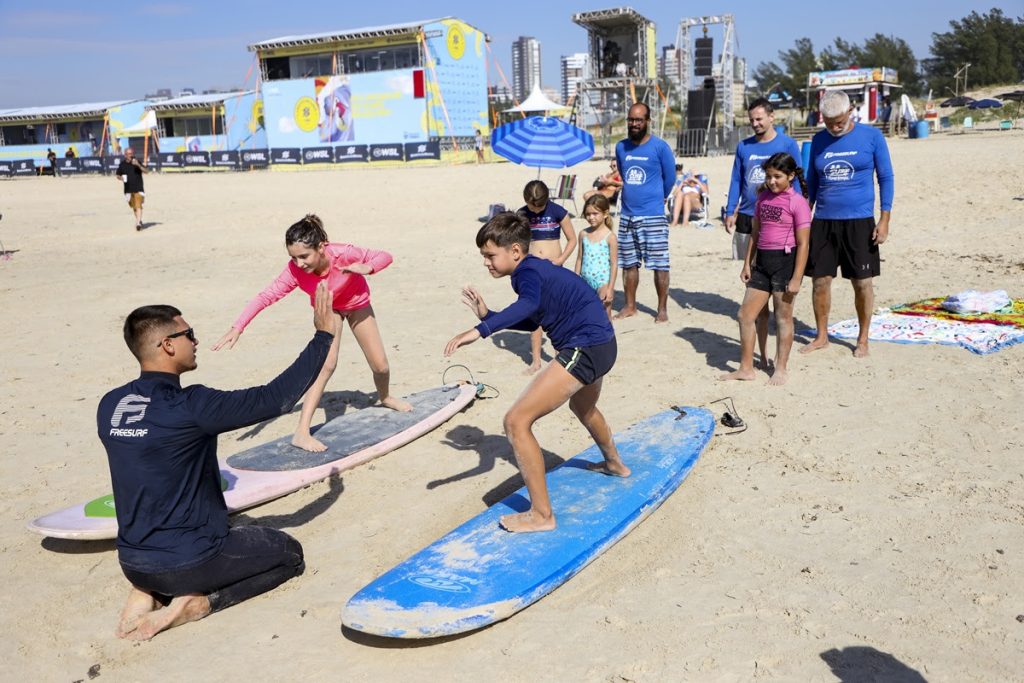 Escolinha de surfe na primeira etapa em Torres (RS) na Praia dos Molhes.