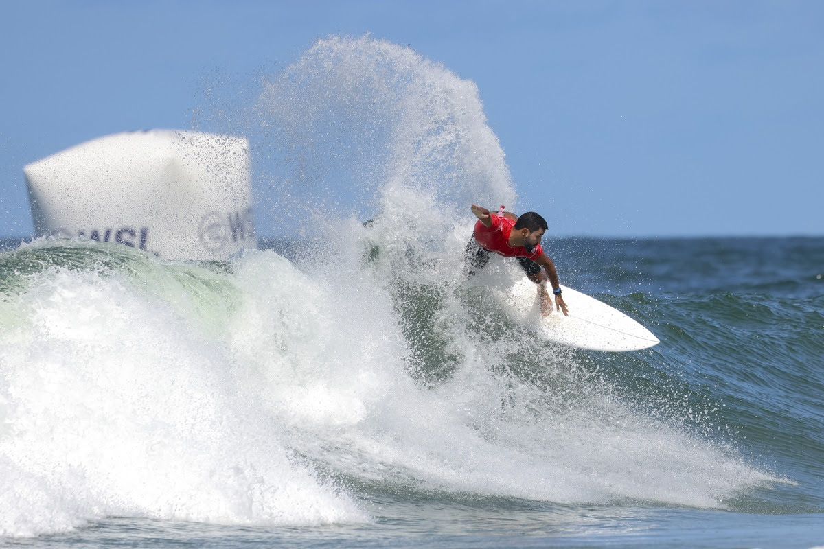 Michael Rodrigues usa potência do seu backside nas esquerdas do Francês.